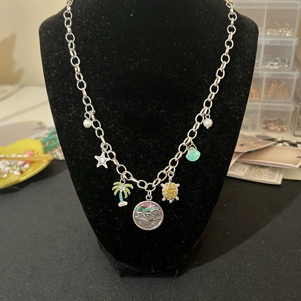 🎀Beautiful silver beach-themed charm necklace.🎀